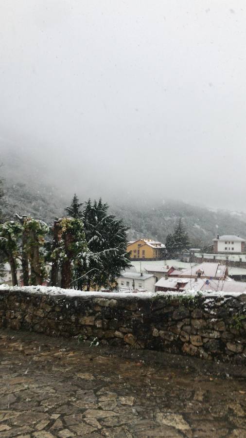 El temporal se ha recrudecido y además de complicar la comunicación con la Meseta, ha ocasionado numerosas incidencias. La nieve ha cubierto muchos puntos de la región dejando estampas totalmente invernales