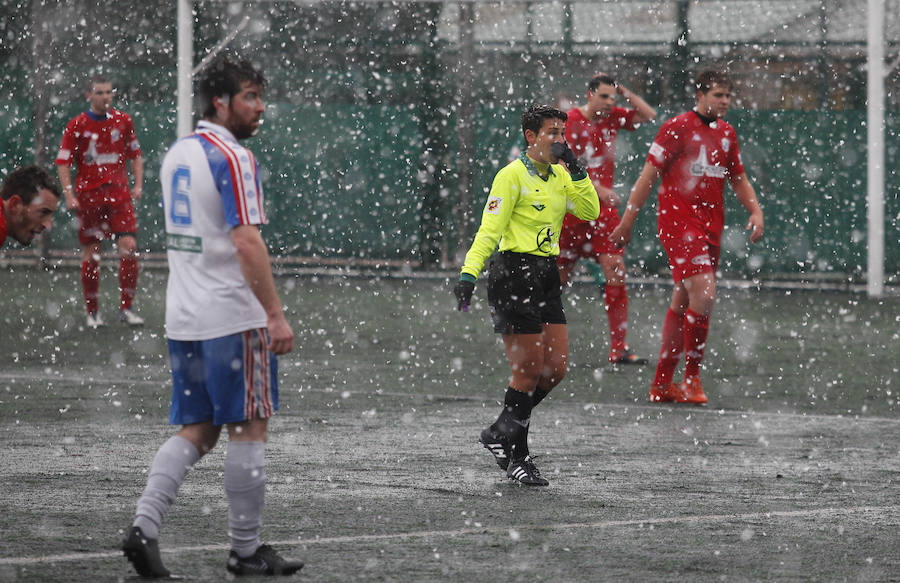El temporal se ha recrudecido y además de complicar la comunicación con la Meseta, ha ocasionado numerosas incidencias. La nieve ha cubierto muchos puntos de la región dejando estampas totalmente invernales
