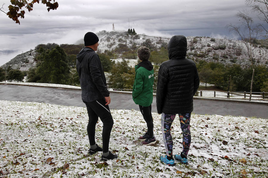 El temporal se ha recrudecido y además de complicar la comunicación con la Meseta, ha ocasionado numerosas incidencias. La nieve ha cubierto muchos puntos de la región dejando estampas totalmente invernales