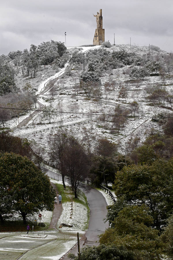 El temporal se ha recrudecido y además de complicar la comunicación con la Meseta, ha ocasionado numerosas incidencias. La nieve ha cubierto muchos puntos de la región dejando estampas totalmente invernales