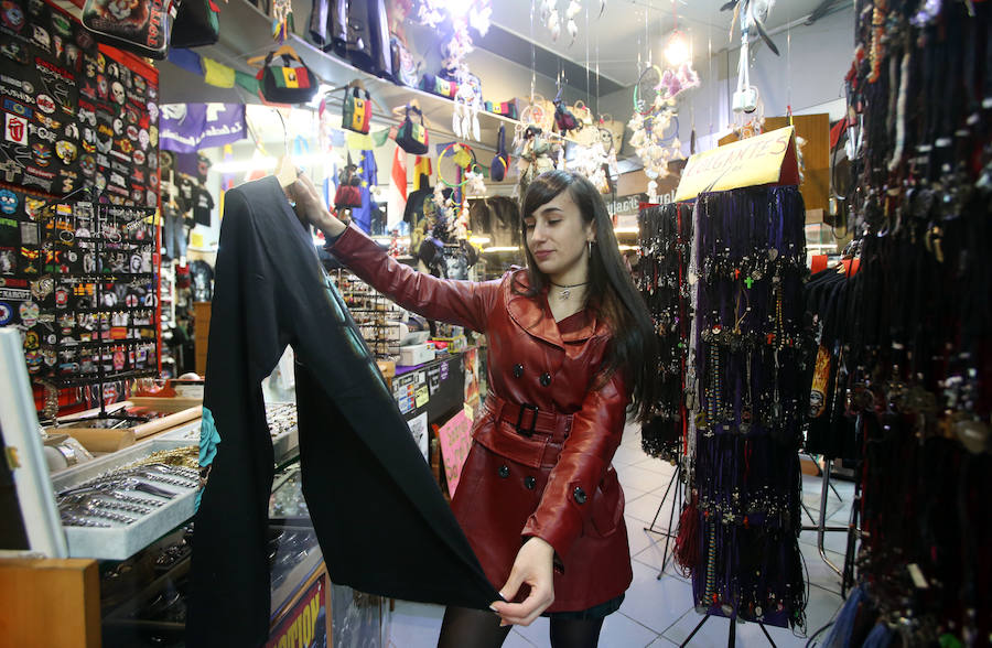 Olaya Menéndez . dependienta en Klan: «Llevamos más de diecisiete años viviendo en la estación».