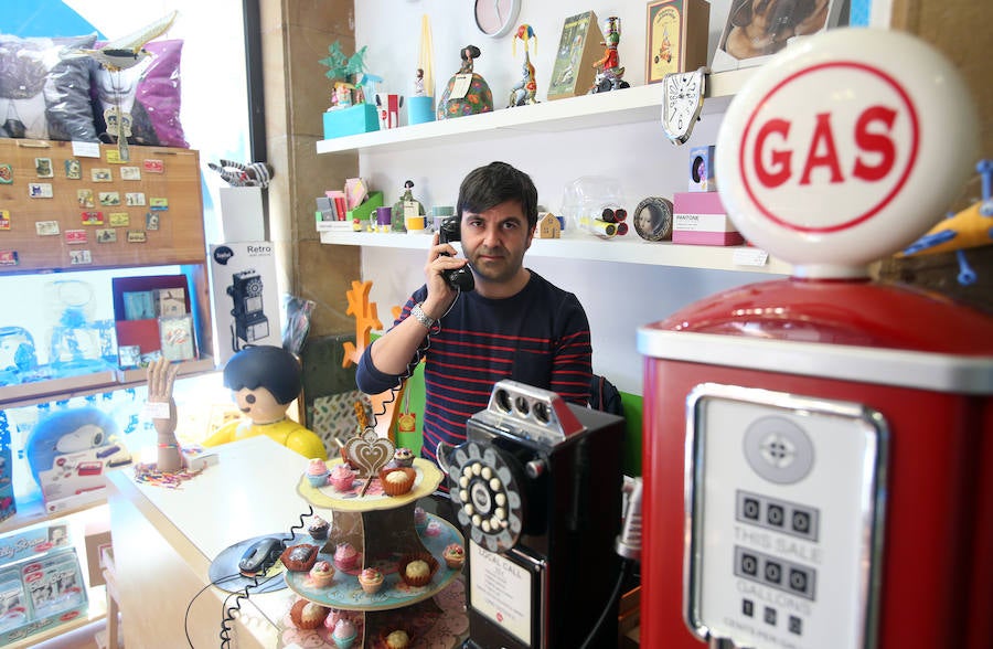 Daniel Pérez Monteavaro, dependiente en Estación Especial: «Pusimos la tienda en 2012 y resistimos en el mismo lugar».