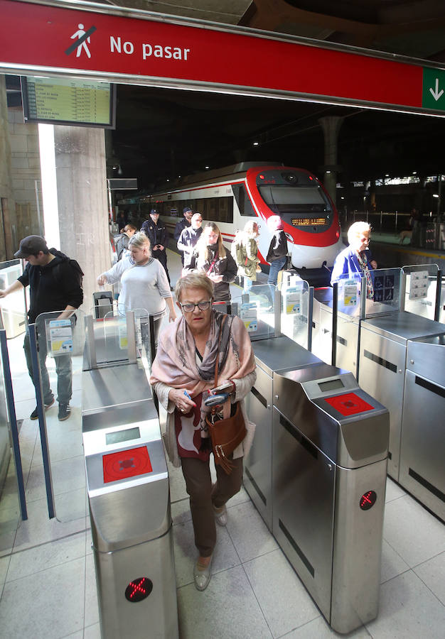 11.000 viajeros y 346 convoyes pasan diariamente por la estación de trenes de Oviedo. 