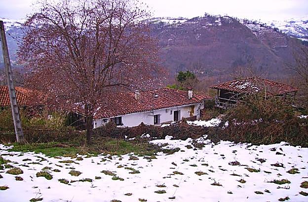 Supervivencia. Arriba, la casa en la que Paulino Rodríguez pasó 28 meses escondido en un zulo. A la izquierda, el protagonista de esta historia, junto a sus hijas y a la viuda de Lino Oviaño. 