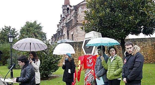 Cristina Pontón, de verde en el centro de la imagen, ayer durante el homenaje a Aida de Lafuente. 