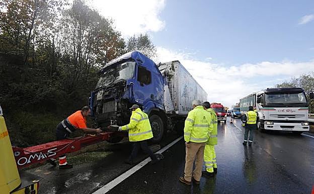 Operarios trabajan para retirar el vehículo pesado de la vía. 