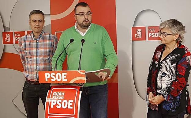 Barbón, entre Ardura y Ana González, en la Casa del Pueblo de Gijón.