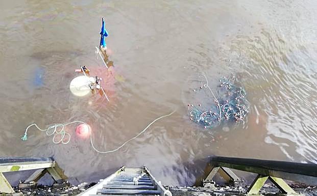 En el puerto de Viavélez tan solo se podía ver la antena del barco.