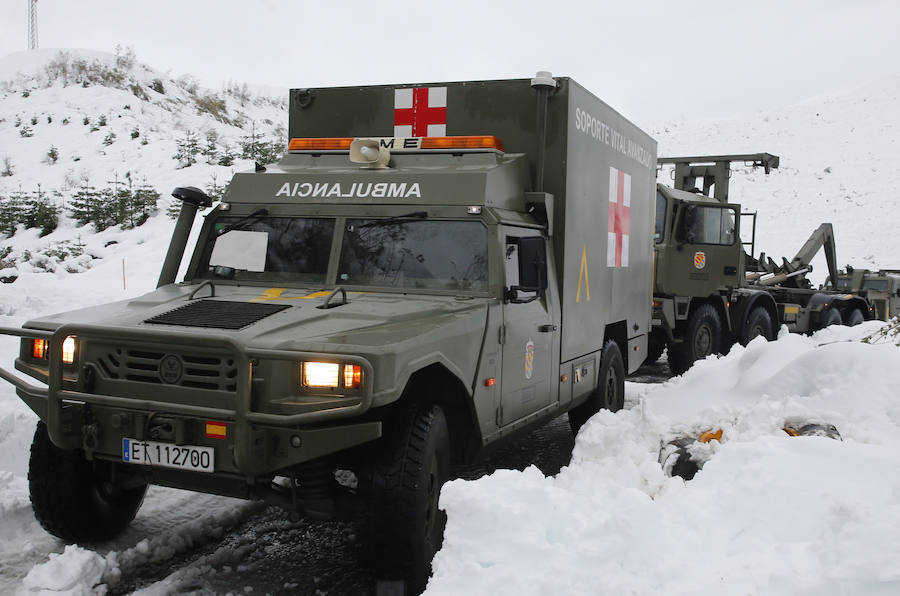 La nieve ha causado estragos en numerosos puntos de Asturias que han necesitado de la ayuda de la Unidad Militar de Emergencias para contrarrestar estos efectos 