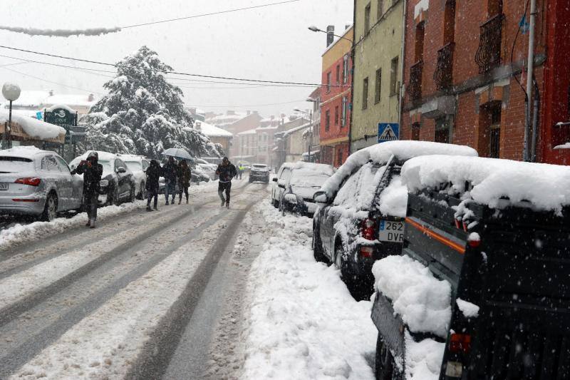 Asturias permaneció prácticamente aislada de la Meseta tanto por carretera como por vía férrea.