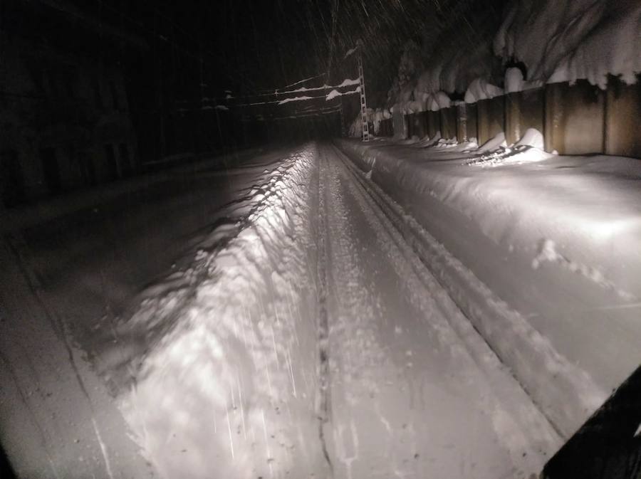 Asturias permaneció prácticamente aislada de la Meseta tanto por carretera como por vía férrea.