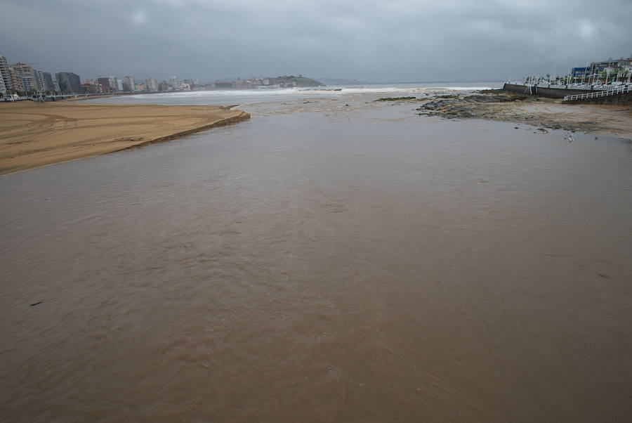 Gijón no se escapó del temporal y la lluvia anegó el parque fluvial.