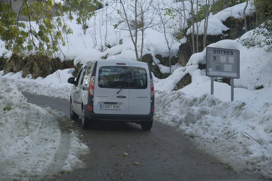 La ola de frío deja tras de sí miles de viviendas sin suministro eléctrico, pueblos incomunicados y cortes de carretera y de las vías del tren en la salida a la Meseta. La región, con la intervención de la UME, va recuperando la normalidad. 