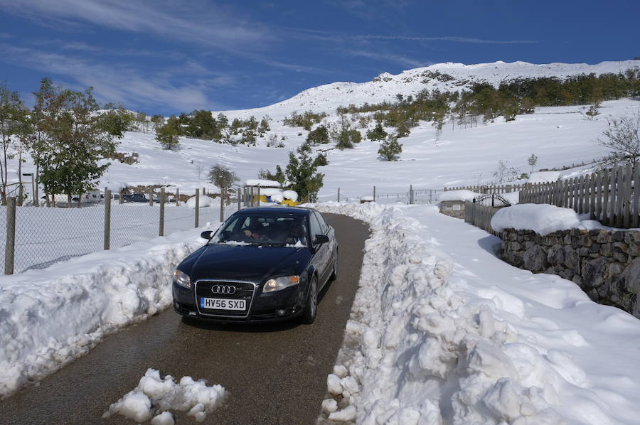 La ola de frío deja tras de sí miles de viviendas sin suministro eléctrico, pueblos incomunicados y cortes de carretera y de las vías del tren en la salida a la Meseta. La región, con la intervención de la UME, va recuperando la normalidad. 