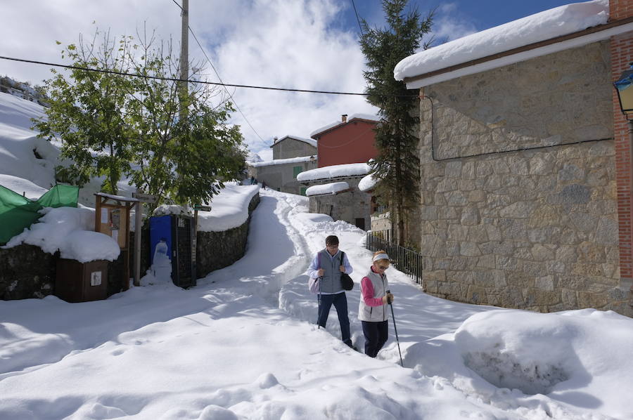 La ola de frío deja tras de sí miles de viviendas sin suministro eléctrico, pueblos incomunicados y cortes de carretera y de las vías del tren en la salida a la Meseta. La región, con la intervención de la UME, va recuperando la normalidad. 