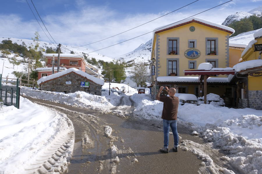 La ola de frío deja tras de sí miles de viviendas sin suministro eléctrico, pueblos incomunicados y cortes de carretera y de las vías del tren en la salida a la Meseta. La región, con la intervención de la UME, va recuperando la normalidad. 