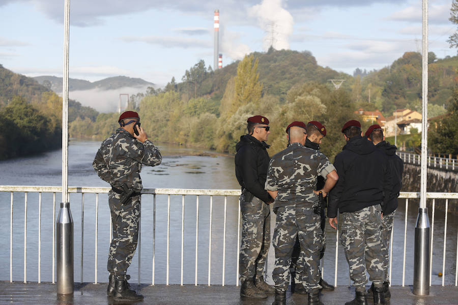 Buzos de la Policía, provistos de un detector de metales, han continuado con las labores de rastreo en el río Nalón para dar con el arma que acabó con la vida del joven de La Felguera Iván Castro. El hermano de la víctima ha seguido los trabajos