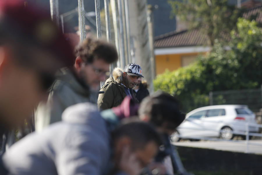 Buzos de la Policía, provistos de un detector de metales, han continuado con las labores de rastreo en el río Nalón para dar con el arma que acabó con la vida del joven de La Felguera Iván Castro. El hermano de la víctima ha seguido los trabajos