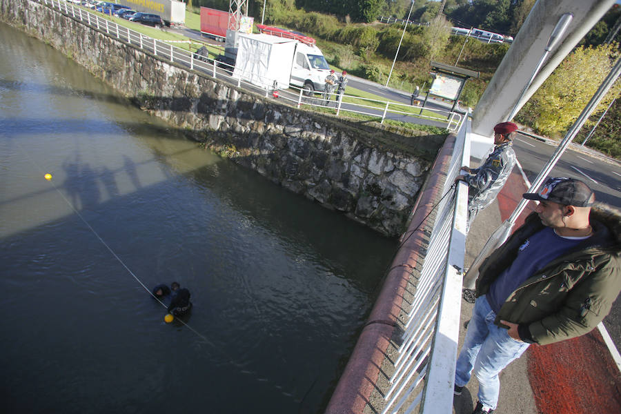 Buzos de la Policía, provistos de un detector de metales, han continuado con las labores de rastreo en el río Nalón para dar con el arma que acabó con la vida del joven de La Felguera Iván Castro. El hermano de la víctima ha seguido los trabajos