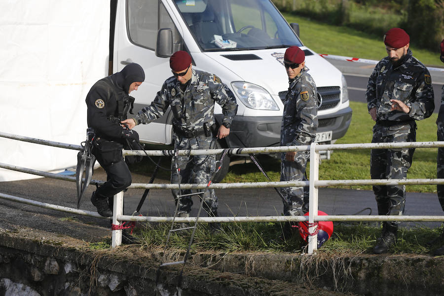 Buzos de la Policía, provistos de un detector de metales, han continuado con las labores de rastreo en el río Nalón para dar con el arma que acabó con la vida del joven de La Felguera Iván Castro. El hermano de la víctima ha seguido los trabajos