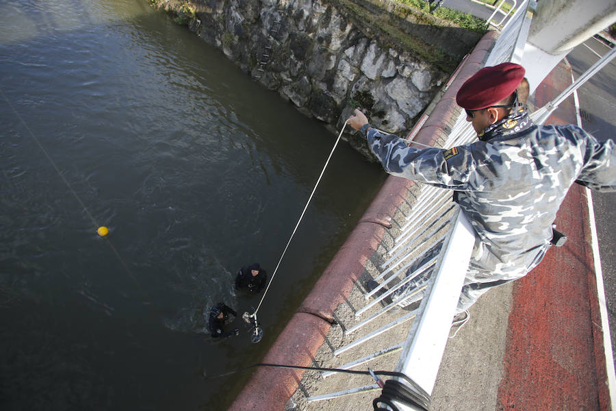 Buzos de la Policía, provistos de un detector de metales, han continuado con las labores de rastreo en el río Nalón para dar con el arma que acabó con la vida del joven de La Felguera Iván Castro. El hermano de la víctima ha seguido los trabajos