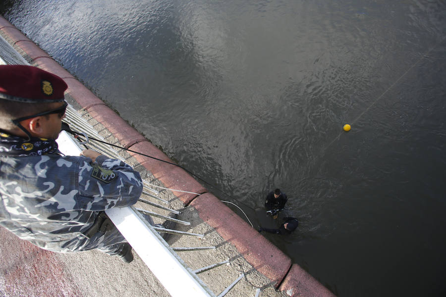Buzos de la Policía, provistos de un detector de metales, han continuado con las labores de rastreo en el río Nalón para dar con el arma que acabó con la vida del joven de La Felguera Iván Castro. El hermano de la víctima ha seguido los trabajos