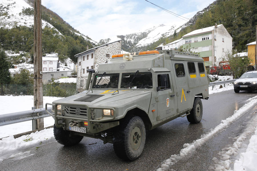 El Principado pide la ayuda de la Unidad Militar de Emergencias para hacer frente a las nevadas. 107 efectivos y 22 vehículos militares trabajan en la retirada de árboles caídos y en la apertura de carreteras en zonas del occidente. Esta mañana han rescatado, además, a una persona en Taladrid, en Ibias