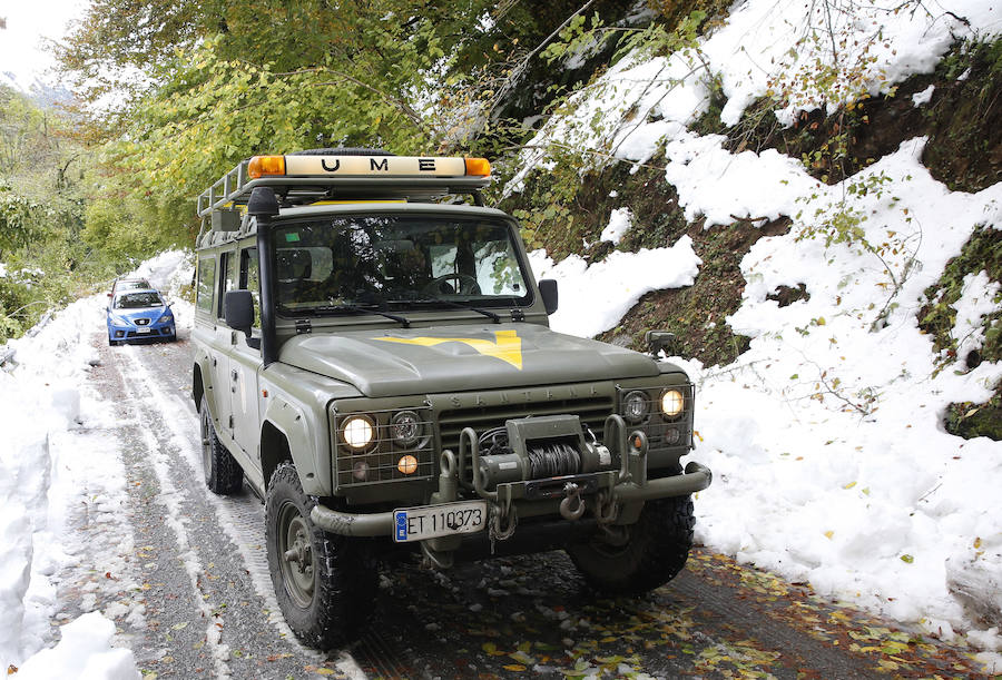 El Principado pide la ayuda de la Unidad Militar de Emergencias para hacer frente a las nevadas. 107 efectivos y 22 vehículos militares trabajan en la retirada de árboles caídos y en la apertura de carreteras en zonas del occidente. Esta mañana han rescatado, además, a una persona en Taladrid, en Ibias