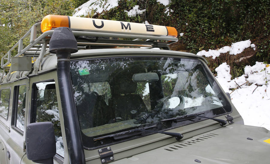 El Principado pide la ayuda de la Unidad Militar de Emergencias para hacer frente a las nevadas. 107 efectivos y 22 vehículos militares trabajan en la retirada de árboles caídos y en la apertura de carreteras en zonas del occidente. Esta mañana han rescatado, además, a una persona en Taladrid, en Ibias