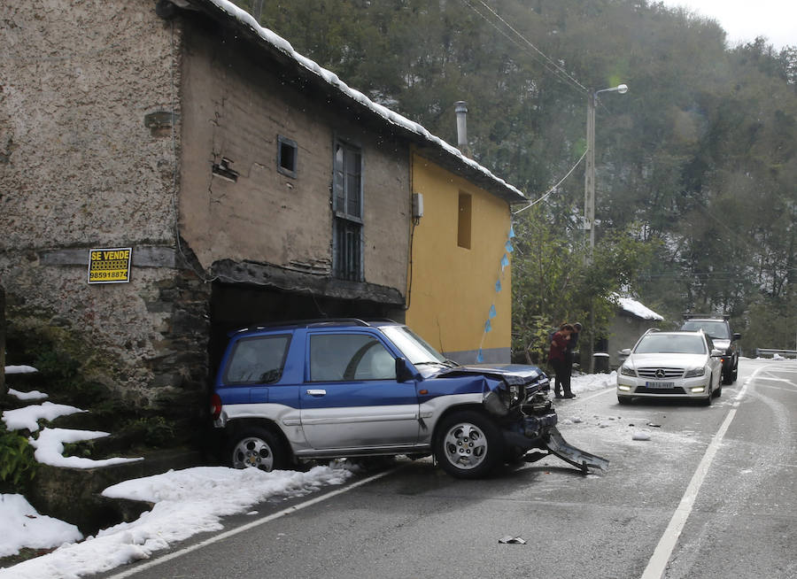 El Principado pide la ayuda de la Unidad Militar de Emergencias para hacer frente a las nevadas. 107 efectivos y 22 vehículos militares trabajan en la retirada de árboles caídos y en la apertura de carreteras en zonas del occidente. Esta mañana han rescatado, además, a una persona en Taladrid, en Ibias