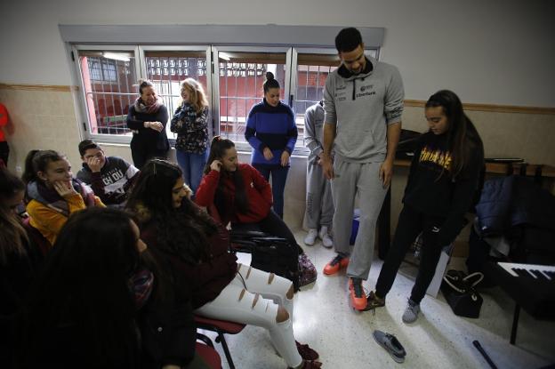 Van Zegeren, con una alumna del IES Santa Bárbara. 