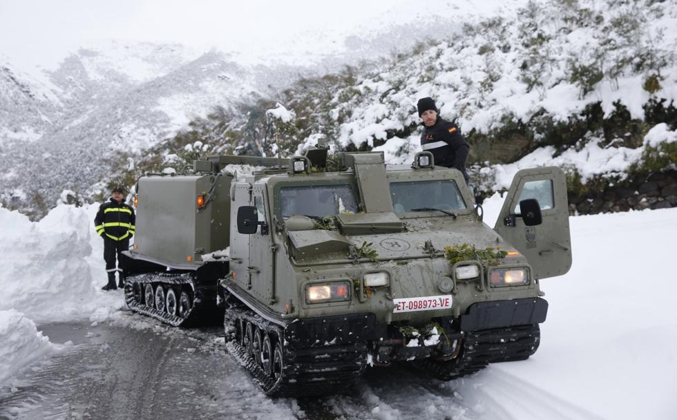 Uno de los dos vehículos de Transporte Oruga de Montaña (TOM) desplegados por la UME, con capacidad para dieciséis personas, interviene en Degaña. 