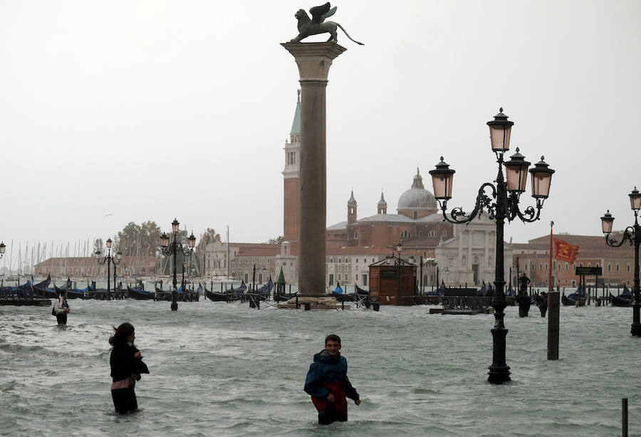 Nueve personas han fallecido en Italia a causa del temporal de fuertes vientos y lluvias torrenciales que mantiene en alerta a varias regiones del país, después de la caída de árboles y el desbordamiento de algunos ríos, según los medios italianos.