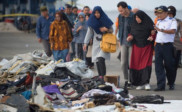 Los familiares de las víctimas del avión de Lion Air identifican las pertenencias de los pasajeros.