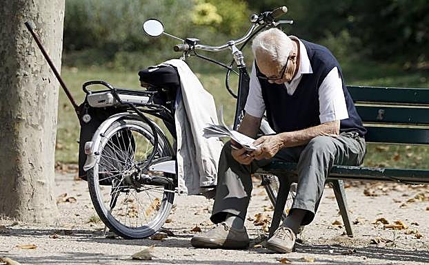 Un jubilado lee un periódico. 