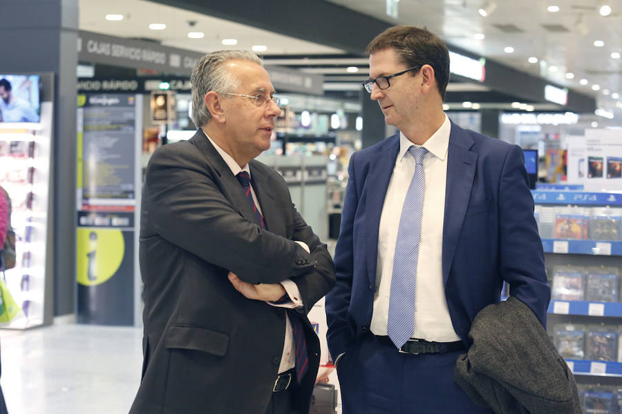 El Corte Inglés inaugura una exposición con portadas de EL COMERCIO para conmemorar su 140 aniversario. Se podrá visitar en la planta baja del centro comercial hasta el próximo 16 de noviembre