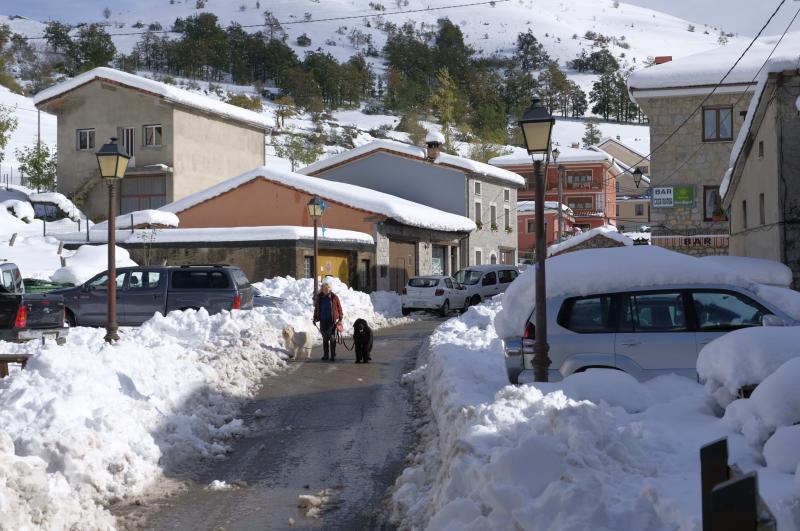 La nieve cubrió la carretera de acceso a la localidad de Cabrales desde las ocho de la tarde del lunes y las máquinas no pudieron trabajar en la zona hasta el martes