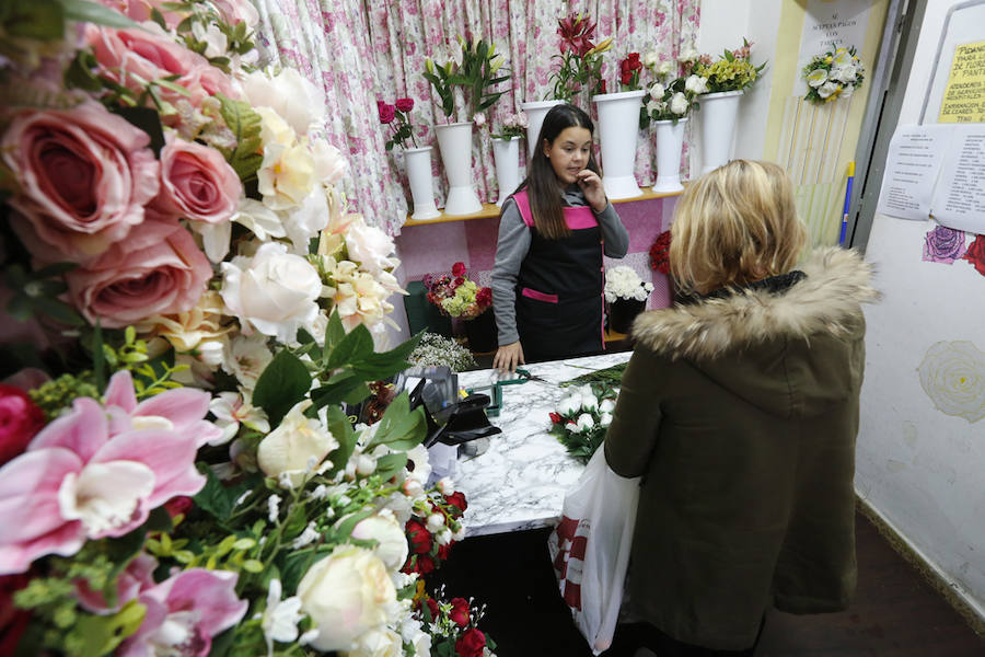 Cientos de gijoneses acuden al camposanto en el Día de Todos los Santos para visitar a sus familiares fallecidos.