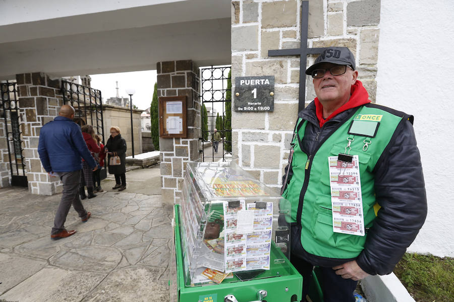 Cientos de gijoneses acuden al camposanto en el Día de Todos los Santos para visitar a sus familiares fallecidos.