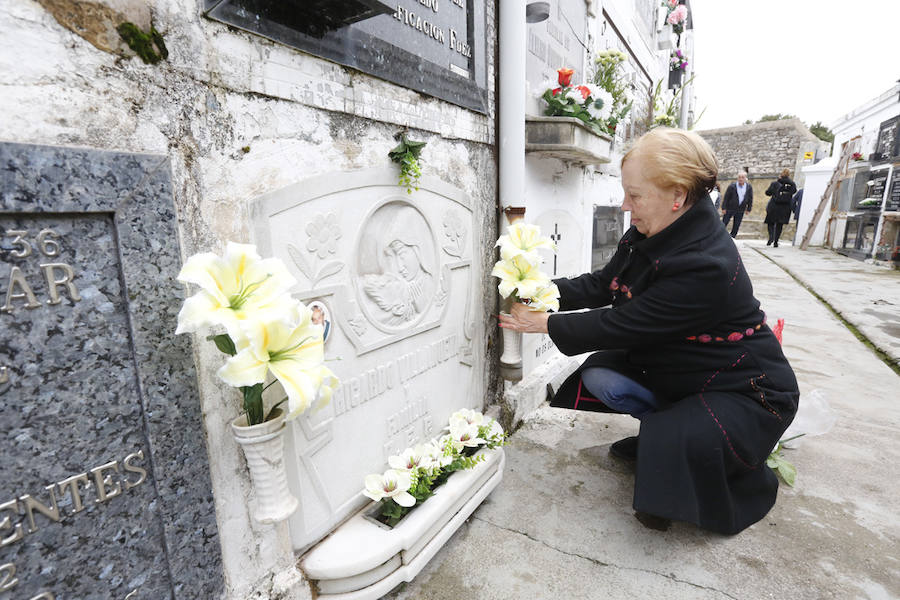 Cientos de gijoneses acuden al camposanto en el Día de Todos los Santos para visitar a sus familiares fallecidos.