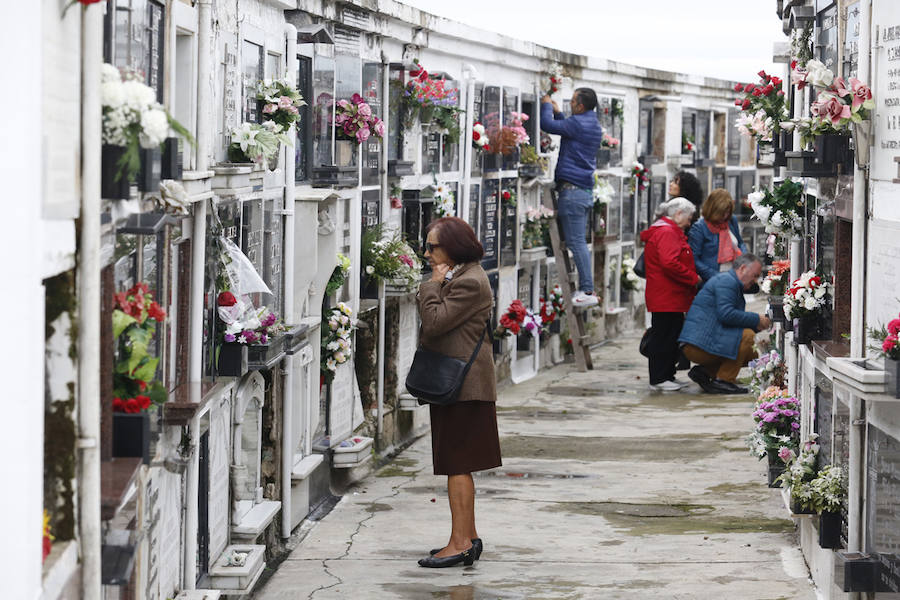 Cientos de gijoneses acuden al camposanto en el Día de Todos los Santos para visitar a sus familiares fallecidos.