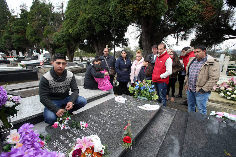 Los ovetenses acudieron a depositar flores en la tumbas de sus familiares en la joranda de Todos los Santos.