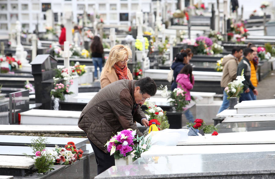 Los ovetenses acudieron a depositar flores en la tumbas de sus familiares en la joranda de Todos los Santos.