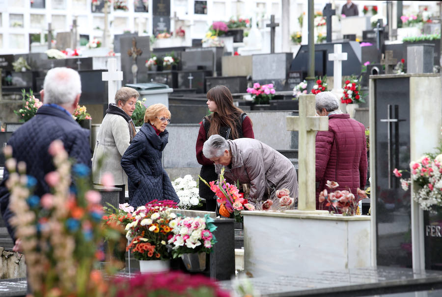 Los ovetenses acudieron a depositar flores en la tumbas de sus familiares en la joranda de Todos los Santos.