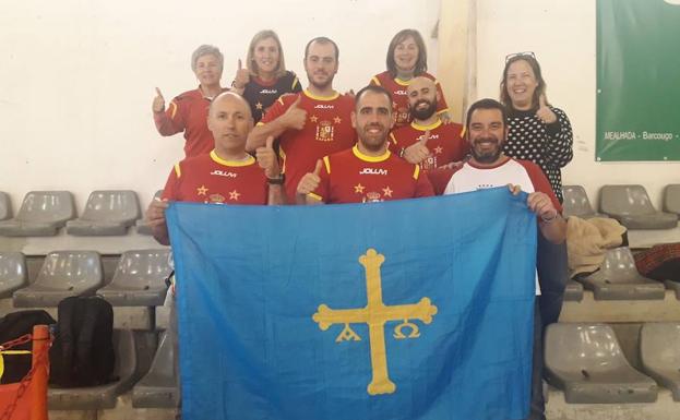 Seguidores asturianos celebran el triunfo del equipo español.