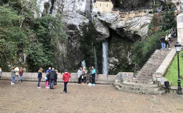 Un grupo de turistas en Covadonga este jueves.