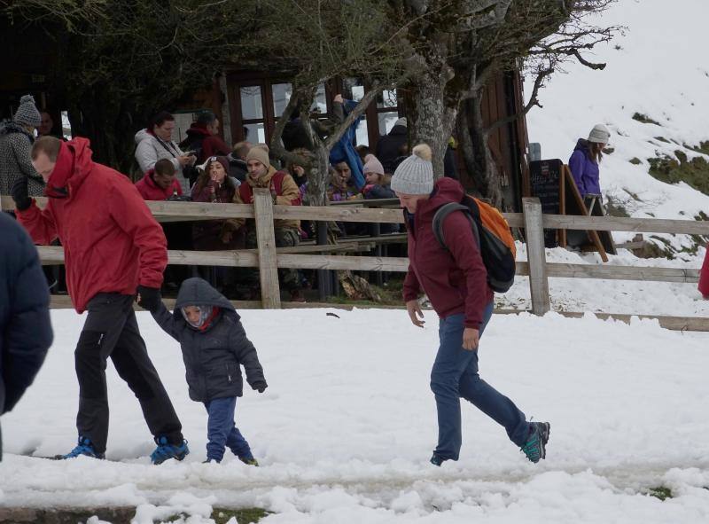 Muchos visitantes quisieron aprovechar la joranada de Todos los Santos para disfrutar del paisaje nevado tras el temporal.