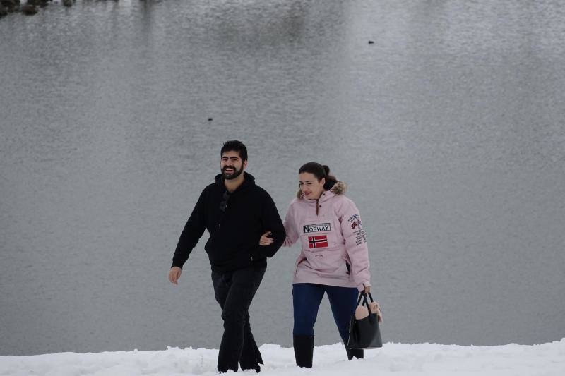 Muchos visitantes quisieron aprovechar la joranada de Todos los Santos para disfrutar del paisaje nevado tras el temporal.