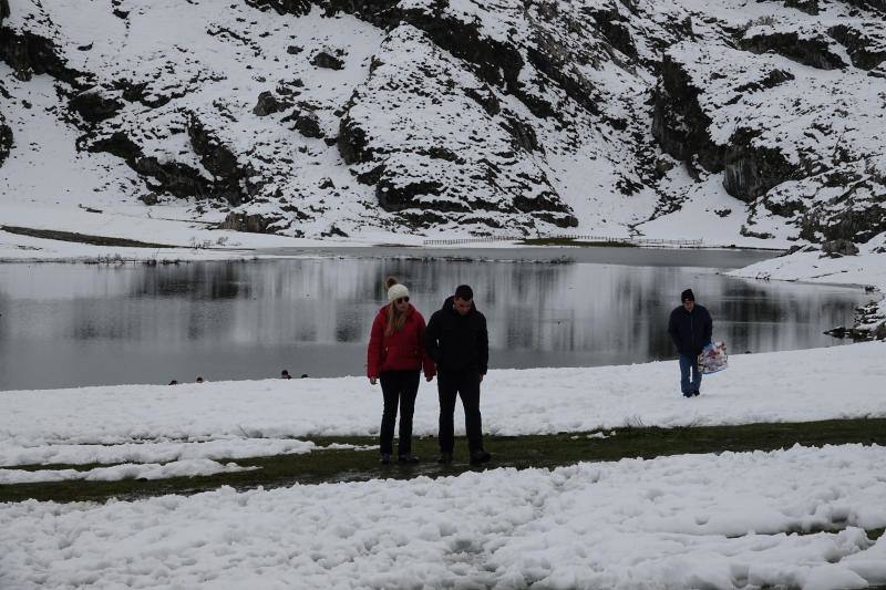 Muchos visitantes quisieron aprovechar la joranada de Todos los Santos para disfrutar del paisaje nevado tras el temporal.