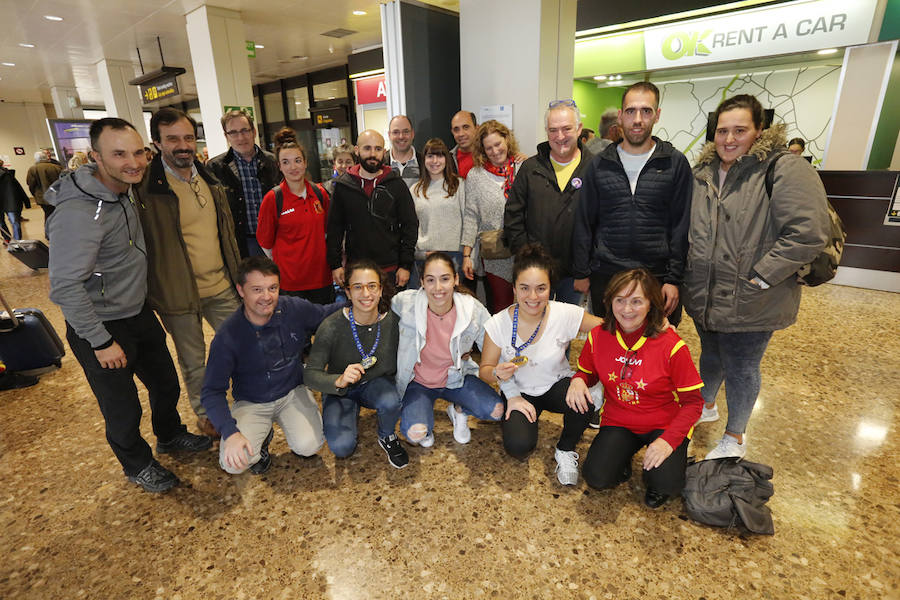 Fueron recibidas en el Aeropuerto de Asturias por un grupo de aficionados. Llegaron con las medallas que acreditan el título europeo logrado en Portugal. 